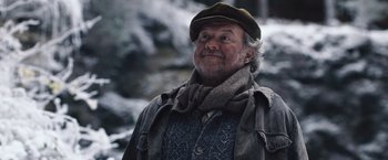 Movie still from “Resistance” (2020), directed by Jonathan Jakubowicz – An older man wearing a hat and a scarf; Close Up shot, Low angle
