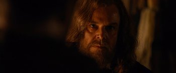 Movie still from “Robin Hood” (2010), directed by Ridley Scott – A person with long hair and a beard; Close Up shot, Over the shoulder angle