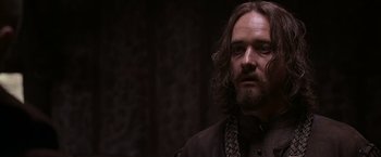 Movie still from “Robin Hood” (2010), directed by Ridley Scott – A person with long curly hair; Close Up shot, Over the shoulder angle