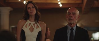 Movie still from “Robots” (2023), directed by Casper Christensen – A man and a woman standing next to each other; Medium shot, Low angle