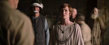 Movie still from “Rogue One: A Star Wars Story” (2016), directed by Gareth Edwards – A man and a woman standing next to each other; Medium shot, Over the shoulder angle