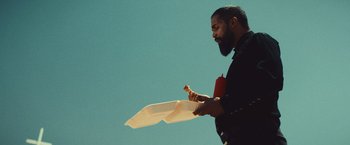 Movie still from “Run & Gun” (2022), directed by Christopher Borrelli – A man holding a pizza box and a hot dog bun; Medium shot, Overhead angle