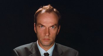 Movie still from “Run Lola Run” (1998), directed by Tom Tykwer – A person wearing a suit and tie; Close Up shot, Low angle
