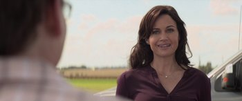 Movie still from “San Andreas” (2015), directed by Brad Peyton – A woman in a purple shirt smiling for the camera; Close Up shot, Over the shoulder angle