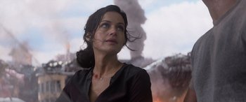 Movie still from “San Andreas” (2015), directed by Brad Peyton – A woman standing in front of an exploding object; Close Up shot, Over the shoulder angle