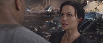 Movie still from “San Andreas” (2015), directed by Brad Peyton – A person with a lot of trash in the background; Close Up shot, Over the shoulder angle