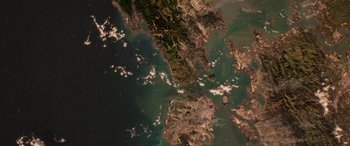 Movie still from “San Andreas” (2015), directed by Brad Peyton – An aerial view of a body of water and a city; Extreme Wide shot, Overhead angle