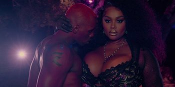 Movie still from “Savage x Fenty Show Vol. 4” (2022), directed by Alex Rudzinski – A man standing next to a woman in front of a mirror; Close Up shot, Low angle