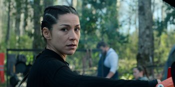 Movie still from “Sayen” (2023), directed by Alexander Witt – A woman in a black shirt is looking at the camera; Close Up shot, Over the shoulder angle