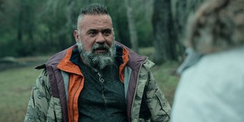 Movie still from “Sayen” (2023), directed by Alexander Witt – A man with a gray beard wearing a jacket; Close Up shot, Over the shoulder angle