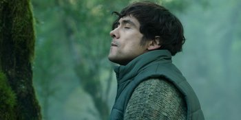 Movie still from “Sayen” (2023), directed by Alexander Witt – A person wearing a jacket; Close Up shot, Low angle