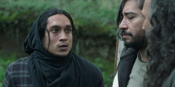 Movie still from “Sayen” (2023), directed by Alexander Witt – A man in a black shirt and a man with long hair and a beard; Close Up shot, Over the shoulder angle