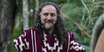 Movie still from “Sayen” (2023), directed by Alexander Witt – A man with long black hair and a long beard; Close Up shot, Low angle