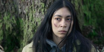 Movie still from “Sayen” (2023), directed by Alexander Witt – A woman with a scar on her face; Close Up shot, High angle