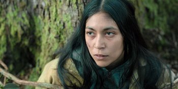 Movie still from “Sayen” (2023), directed by Alexander Witt – A person with long black hair; Close Up shot, High angle