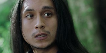 Movie still from “Sayen” (2023), directed by Alexander Witt – A person with long black hair; Close Up shot, Over the shoulder angle