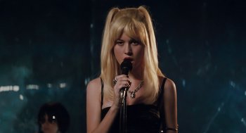 Movie still from “Scott Pilgrim vs. the World” (2010), directed by Edgar Wright – A woman with blonde hair is singing into a microphone; Close Up shot, Over the shoulder angle