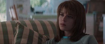 Movie still from “Scream” (1996), directed by Wes Craven – A person sitting on a couch; Close Up shot, Over the shoulder angle