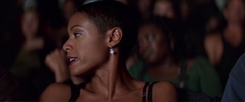Movie still from “Scream 2” (1997), directed by Wes Craven – A person with a person in the background; Close Up shot, Over the shoulder angle