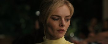 Movie still from “Scream VI” (2023), directed by Matt Bettinelli-Olpin – A woman with blonde hair wearing a yellow shirt; Close Up shot, Low angle