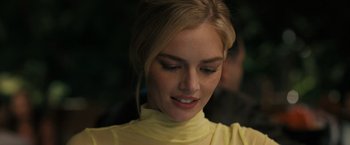 Movie still from “Scream VI” (2023), directed by Matt Bettinelli-Olpin – A beautiful blonde woman in a yellow shirt; Close Up shot, Over the shoulder angle