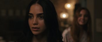 Movie still from “Scream VI” (2023), directed by Matt Bettinelli-Olpin – A person with long black hair; Close Up shot, Over the shoulder angle