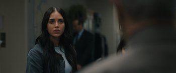 Movie still from “Scream VI” (2023), directed by Matt Bettinelli-Olpin – A beautiful young woman standing in front of a mirror; Close Up shot, Over the shoulder angle