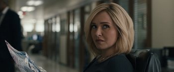 Movie still from “Scream VI” (2023), directed by Matt Bettinelli-Olpin – A woman with blonde hair and a necklace; Close Up shot, Over the shoulder angle