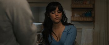 Movie still from “Scream VI” (2023), directed by Matt Bettinelli-Olpin – A woman sitting in front of a counter; Close Up shot, Over the shoulder angle