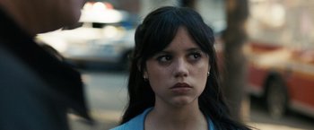 Movie still from “Scream VI” (2023), directed by Matt Bettinelli-Olpin – A young woman is looking into the distance; Close Up shot, Over the shoulder angle