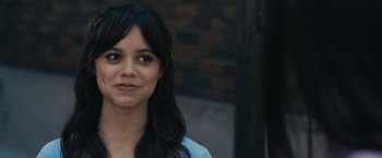 Movie still from “Scream VI” (2023), directed by Matt Bettinelli-Olpin – A person with long black hair; Close Up shot, Over the shoulder angle