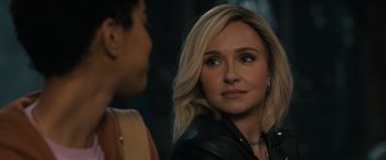 Movie still from “Scream VI” (2023), directed by Matt Bettinelli-Olpin – A woman in a leather jacket looking at the camera; Close Up shot, Over the shoulder angle