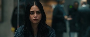 Movie still from “Scream VI” (2023), directed by Matt Bettinelli-Olpin – A person with long black hair; Close Up shot, Over the shoulder angle