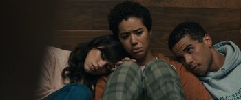 Movie still from “Scream VI” (2023), directed by Matt Bettinelli-Olpin – Two people laying on the ground with their arms around one another; Close Up shot, High angle