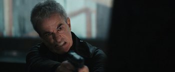 Movie still from “Scream VI” (2023), directed by Matt Bettinelli-Olpin – An older man holding a gun in his hand; Close Up shot, Low angle