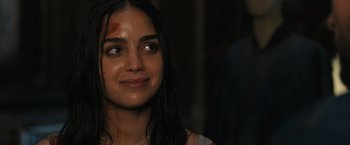 Movie still from “Scream VI” (2023), directed by Matt Bettinelli-Olpin – A young woman with a bruised face looking to her left; Close Up shot, Over the shoulder angle