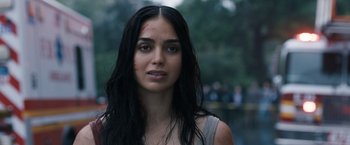 Movie still from “Scream VI” (2023), directed by Matt Bettinelli-Olpin – A woman with long black wet hair and brown eyes; Close Up shot, Over the shoulder angle