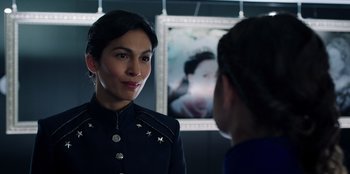 Movie still from “Secret Society of Second Born Royals” (2020), directed by Anna Mastro – A woman is looking at a woman in front of a mirror; Close Up shot, Over the shoulder angle