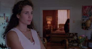 Movie still from “Sex, Lies, and Videotape” (1989), directed by Steven Soderbergh – A woman standing in front of a bed in a living room; Close Up shot, Over the shoulder angle