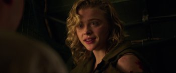 Movie still from “Shadow in the Cloud” (2020), directed by Roseanne Liang – A person with curly hair; Close Up shot, Over the shoulder angle