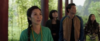 Movie still from “Shang-Chi and the Legend of the Ten Rings” (2021), directed by Destin Daniel Cretton – Three people are standing in front of each other; Close Up shot, Over the shoulder angle