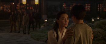 Movie still from “Shang-Chi and the Legend of the Ten Rings” (2021), directed by Destin Daniel Cretton – A woman standing next to a man on a sidewalk; Close Up shot, Over the shoulder angle