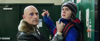 Movie still from “Shazam!” (2019), directed by David F. Sandberg – A man and a woman are standing next to each other; Close Up shot, Over the shoulder angle