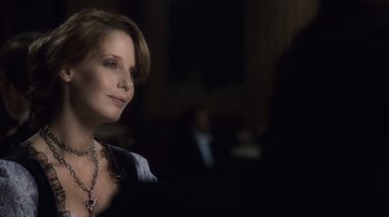 Movie still from “Sherlock Holmes” (2009), directed by Guy Ritchie – A woman sitting in front of a man in front of a mirror; Close Up shot, Over the shoulder angle