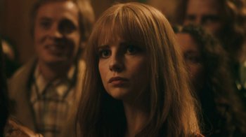 Movie still from “Bohemian Rhapsody” (2018), directed by Bryan Singer – A person with long blonde hair; Close Up shot, Over the shoulder angle