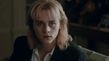 Movie still from “Bohemian Rhapsody” (2018), directed by Bryan Singer – A person with long blonde hair; Close Up shot, Over the shoulder angle