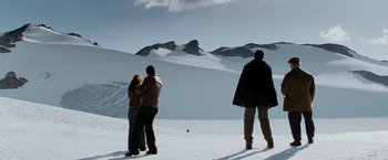 Movie still from “Shooter” (2007), directed by Antoine Fuqua – A group of people standing on top of a snow covered slope; Extreme Wide shot, Over the shoulder angle