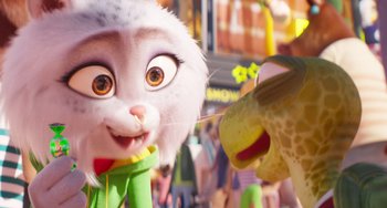 Movie still from “Sing 2” (2021), directed by Christophe Lourdelet – A cat and a stuffed animal; Close Up shot, Over the shoulder angle