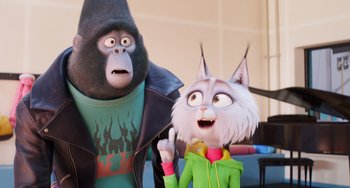 Movie still from “Sing 2” (2021), directed by Christophe Lourdelet – A gorilla and a cat are standing next to each other; Close Up shot, Over the shoulder angle