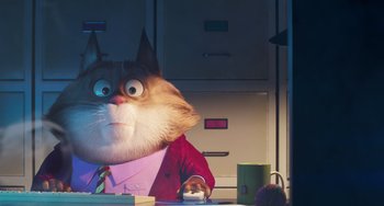 Movie still from “Sing 2” (2021), directed by Christophe Lourdelet – A cat is sitting at a desk in front of a computer; Medium shot, Over the shoulder angle